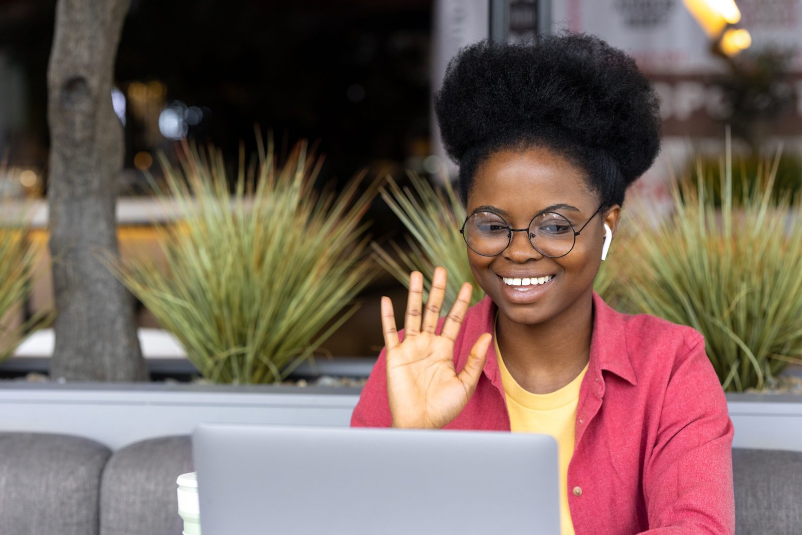 Jeune femme africaine en train de discuter via un ordinateur
