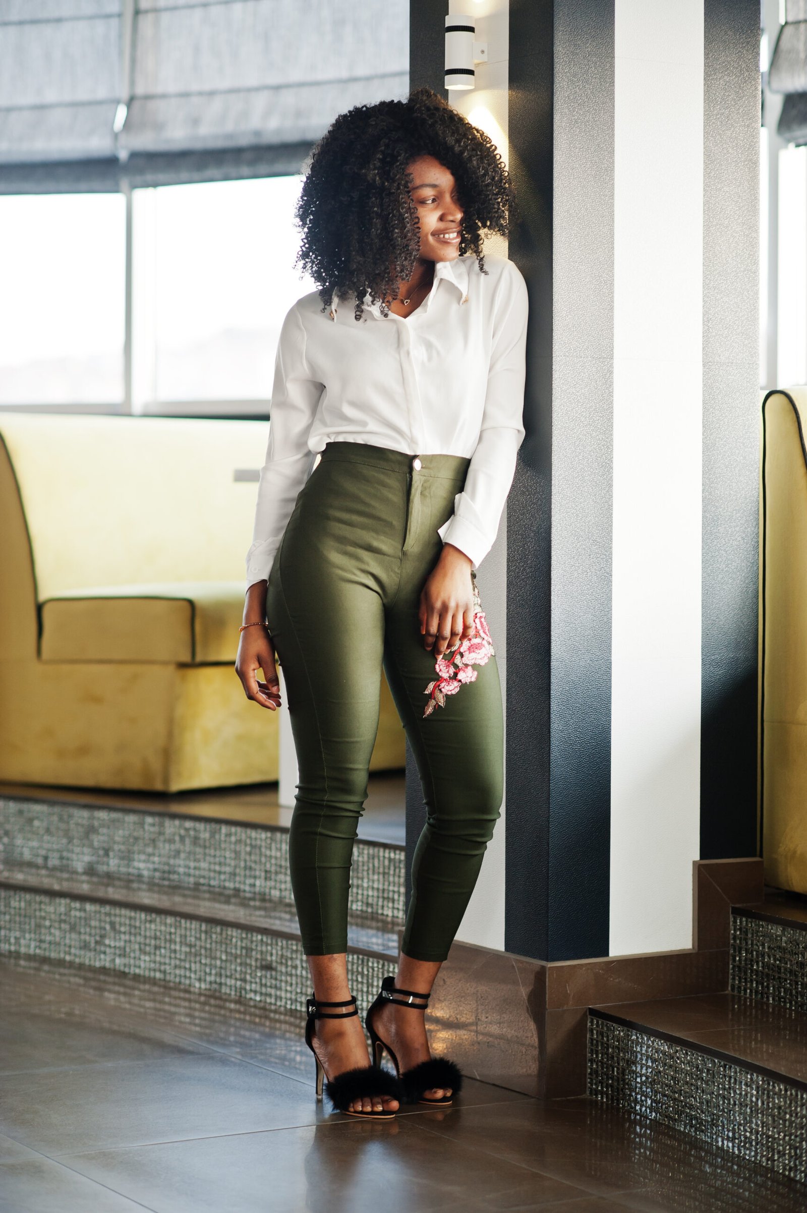 Belle jeune femme se tenant droit