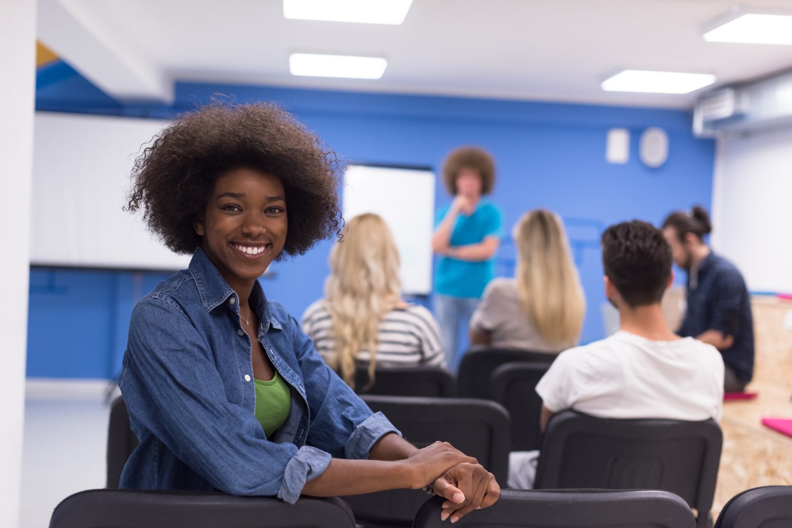 Jeune femme en train de prendre part à une formation